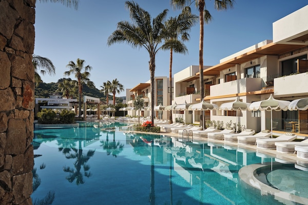 3 outdoor pools, pool umbrellas, sun loungers