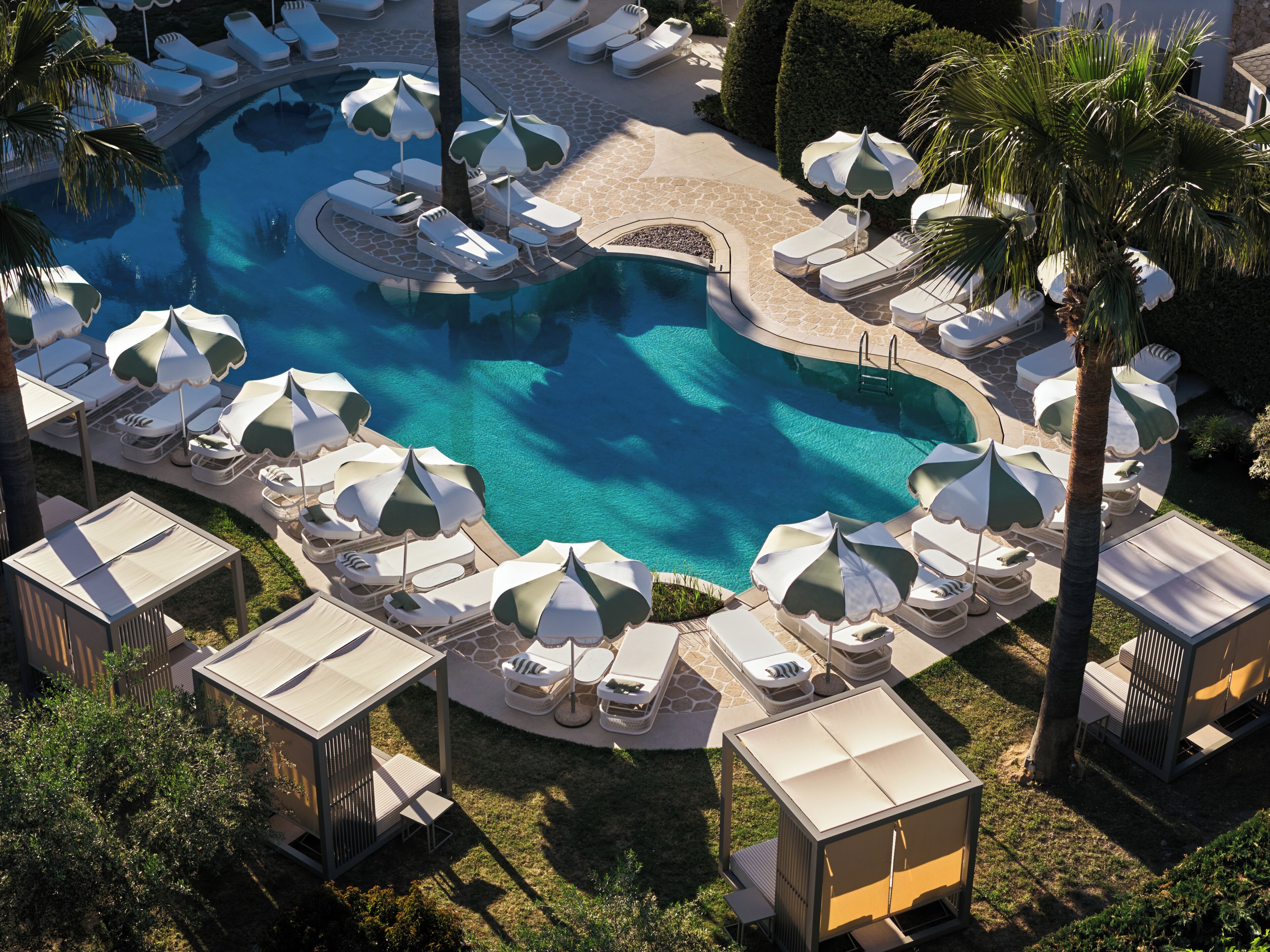 3 piscinas al aire libre, sombrillas, sillones reclinables de piscina