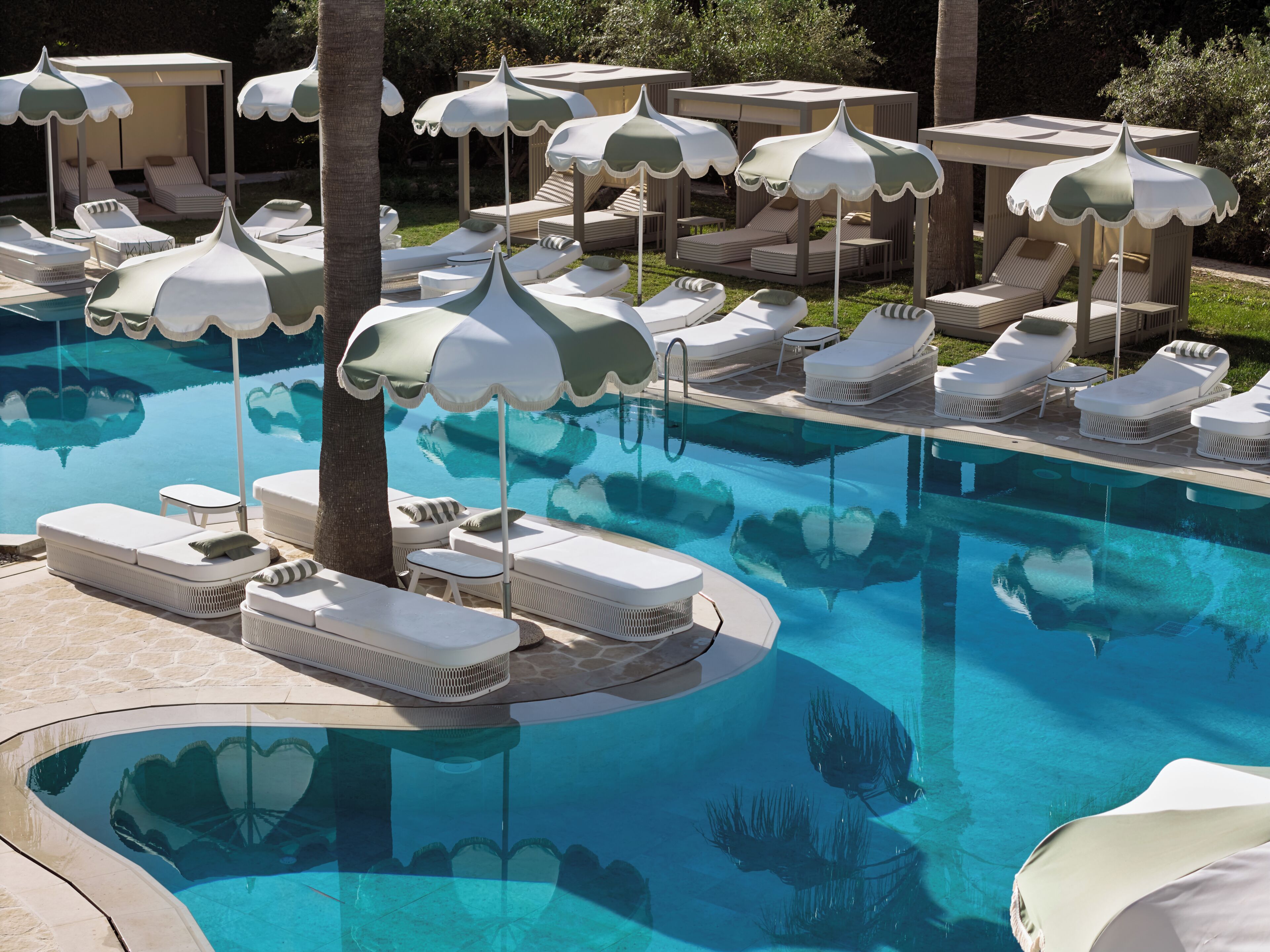 3 outdoor pools, pool umbrellas, pool loungers