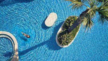3 outdoor pools, pool umbrellas, pool loungers