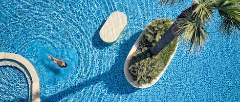 3 piscines extérieures, parasols de plage, chaises longues