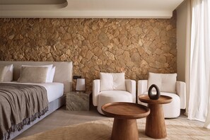 Grand Suite, Jetted Tub | Minibar, caja fuerte, cortinas opacas y sistema de insonorización