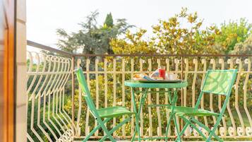 Quadruple Room | Premium bedding, minibar, in-room safe, desk