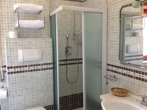 Quarto quádruplo | Banheiro | Chuveiro com efeito de chuva, produtos de toalete grátis