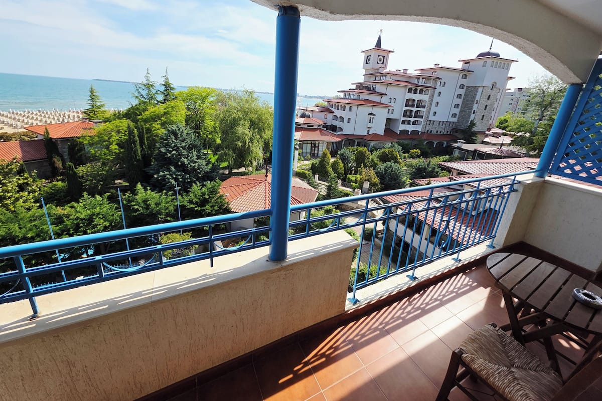 Panorama kamer, 1 slaapkamer, balkon, uitzicht op zee | 1 slaapkamer, een bureau, een strijkplank/strijkijzer, gratis wifi
