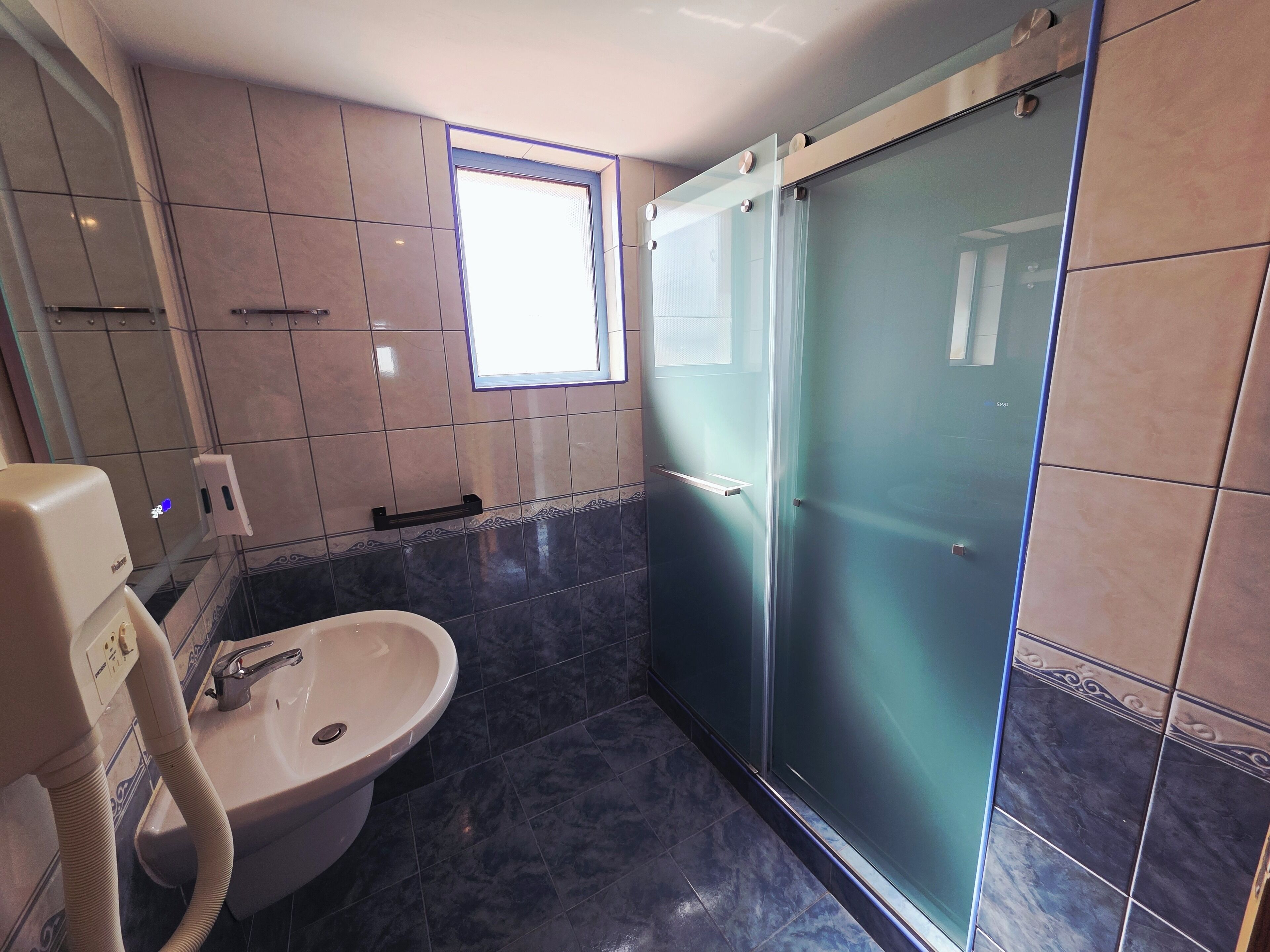 panoramic apartment | bathroom | shower, hair dryer, towels