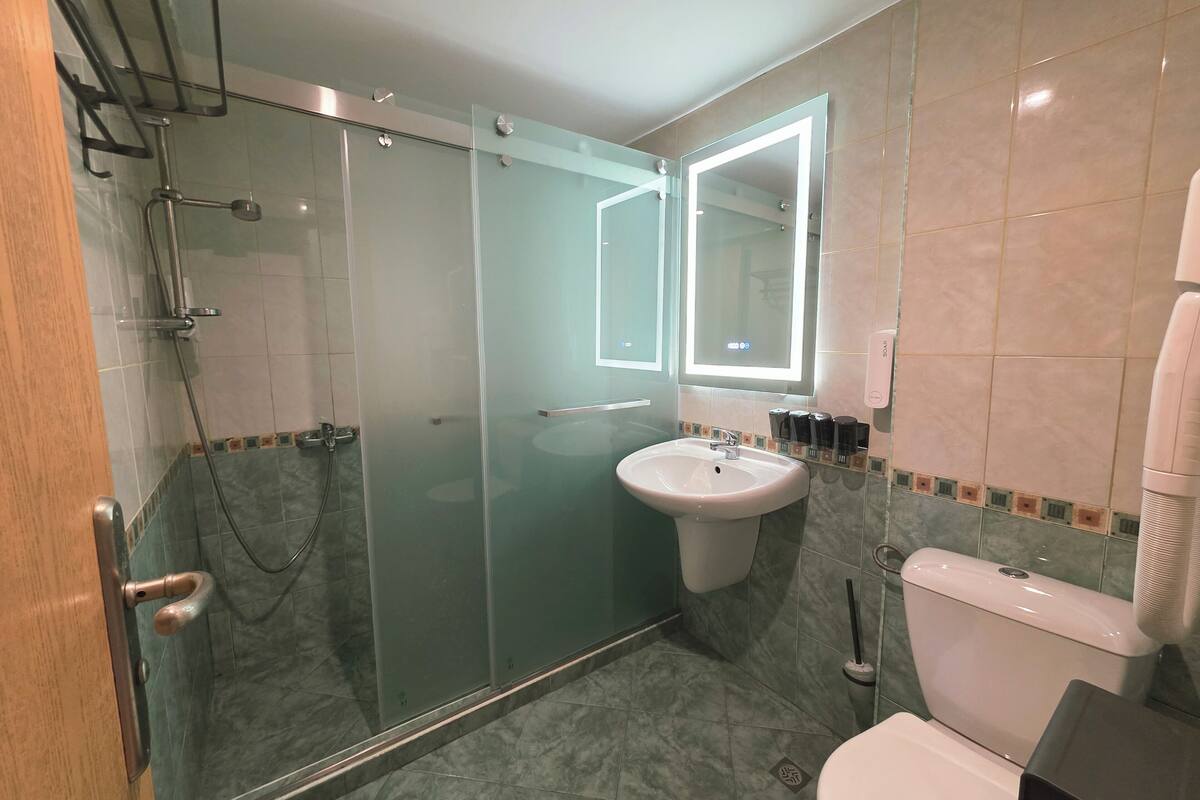 standard double room, balcony | bathroom | shower, hair dryer, towels