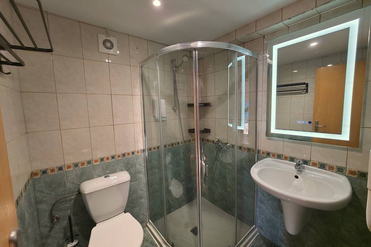 standard double room, balcony | bathroom | shower, hair dryer, towels