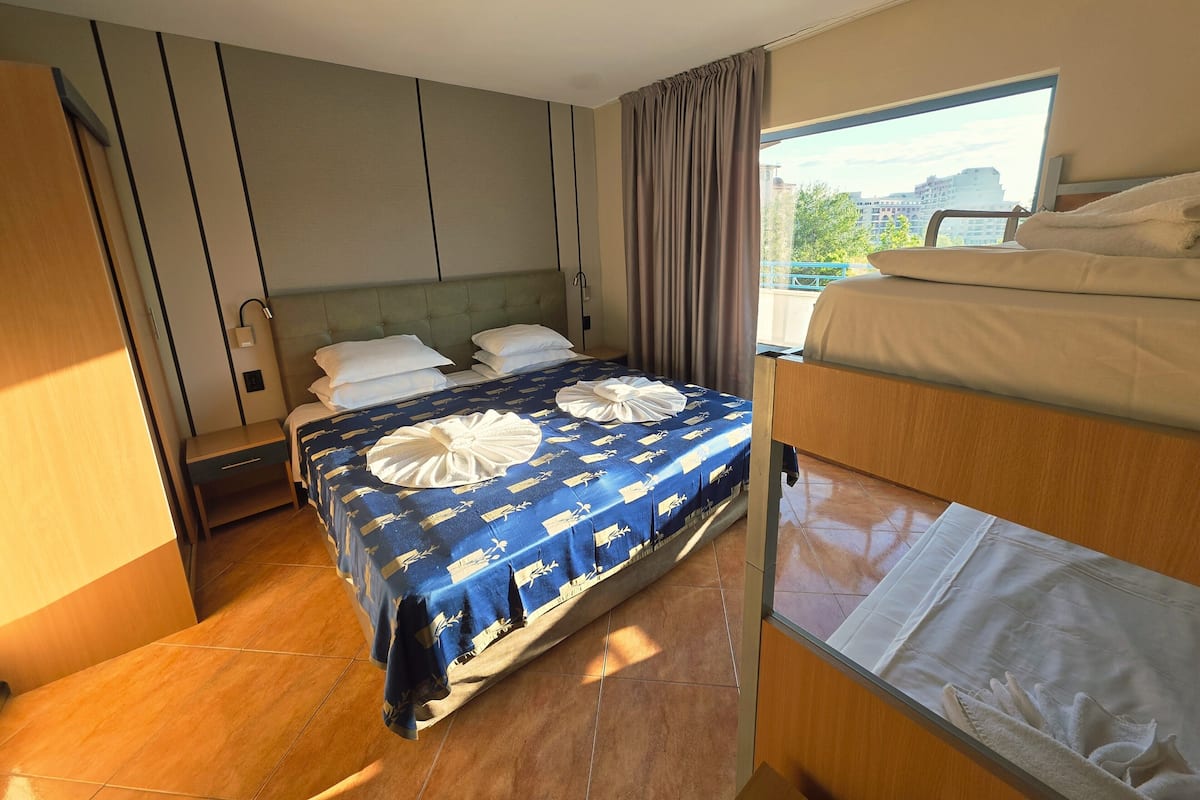 Comfort studio | 1 slaapkamer, een bureau, een strijkplank/strijkijzer, gratis wifi