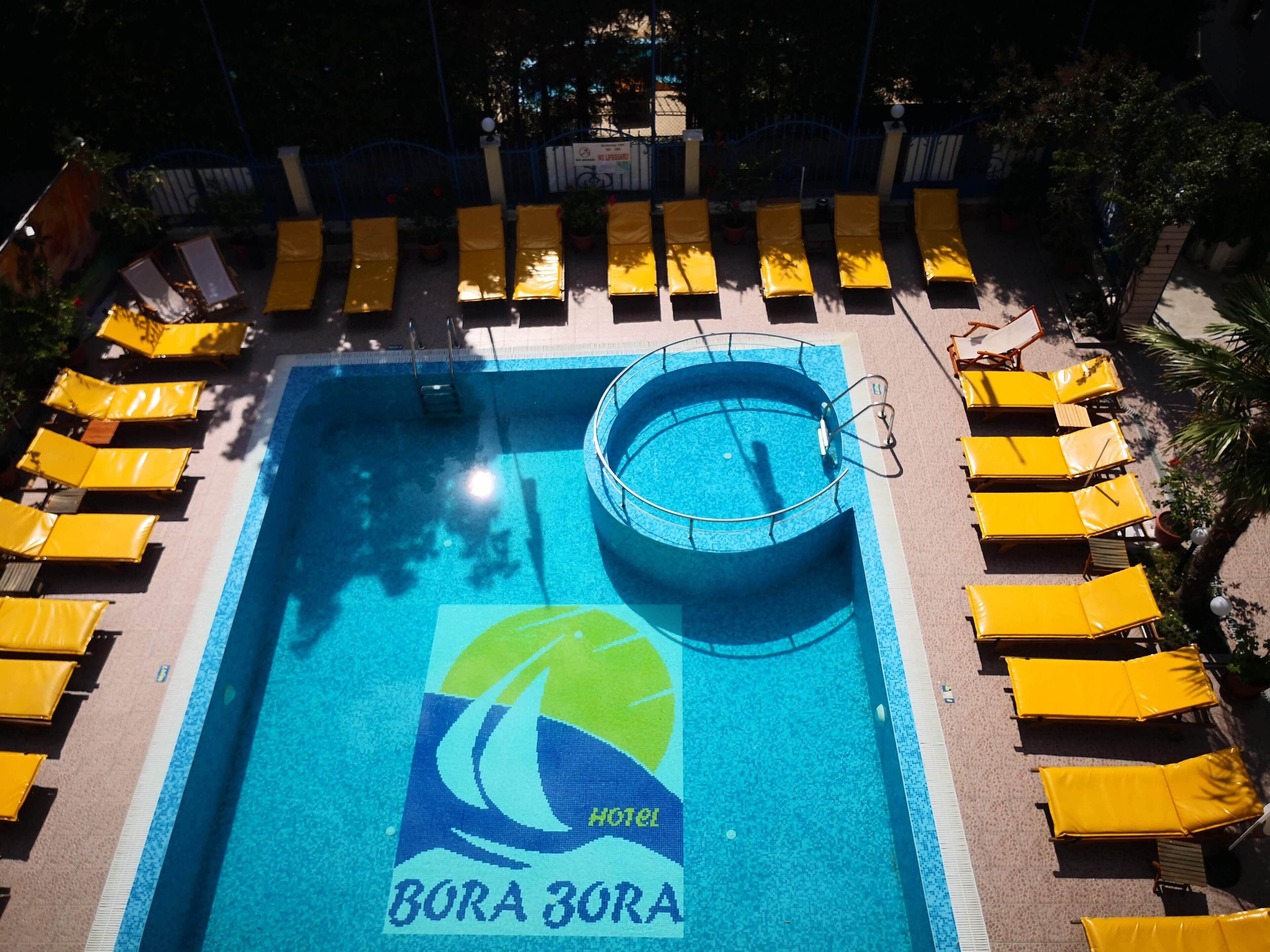 Piscina externa, guarda-sóis, espreguiçadeiras