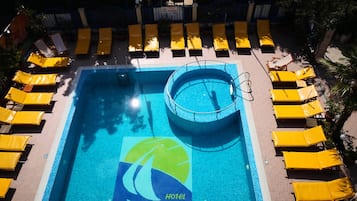 Piscina externa, guarda-sóis, espreguiçadeiras