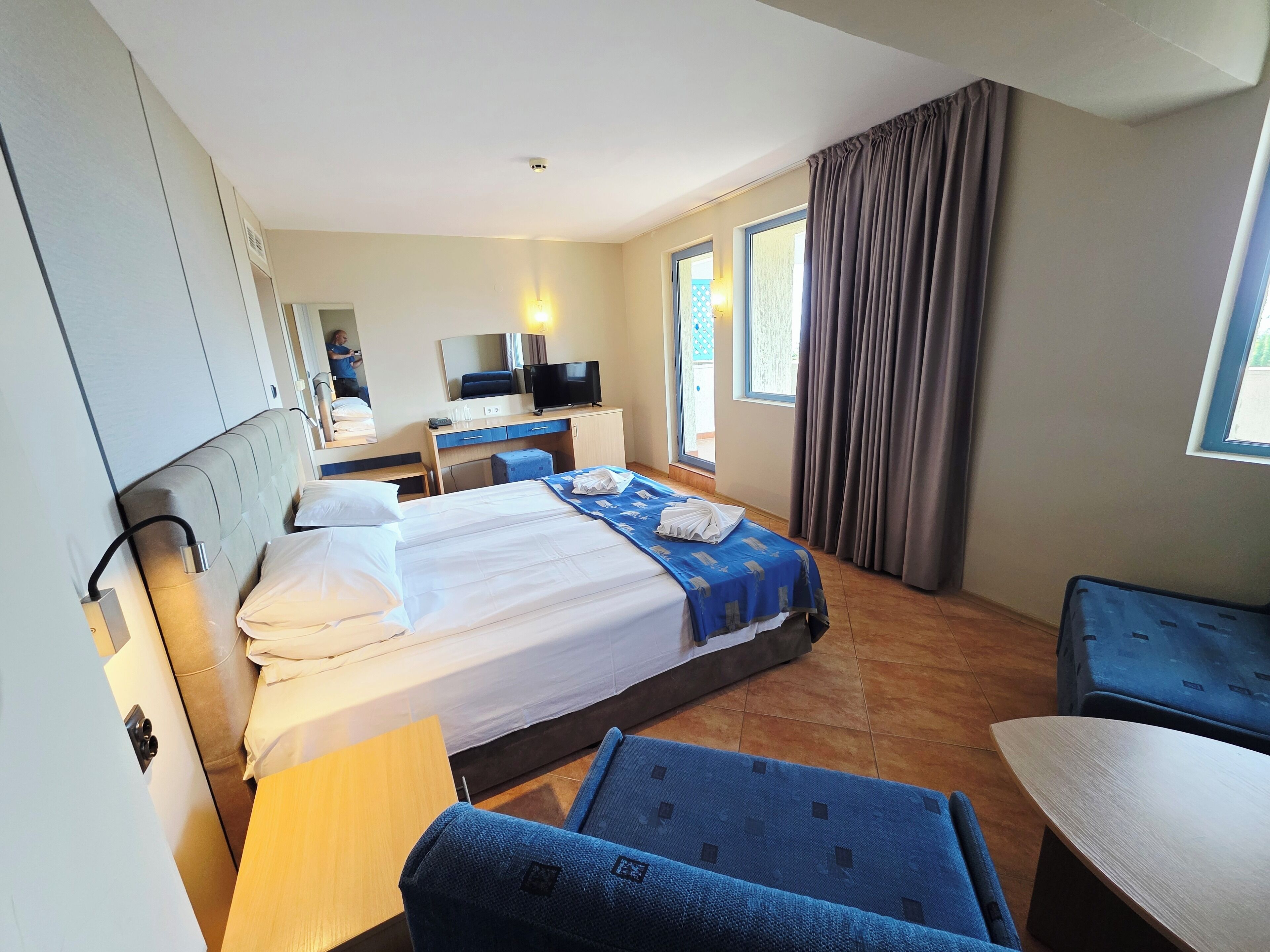 grand room, 1 bedroom, balcony | 1 bedroom, desk, iron/ironing board, free wifi