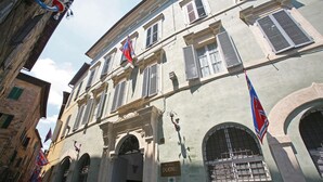 A historic building with a sign reading "Hotel Duomo." - Piazza Paradiso Accomodation (Siena)