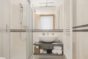 Kamar Double Klasik | Kamar mandi | Bathtub besar, pancuran hujan,  dan perlengkapan mandi gratis