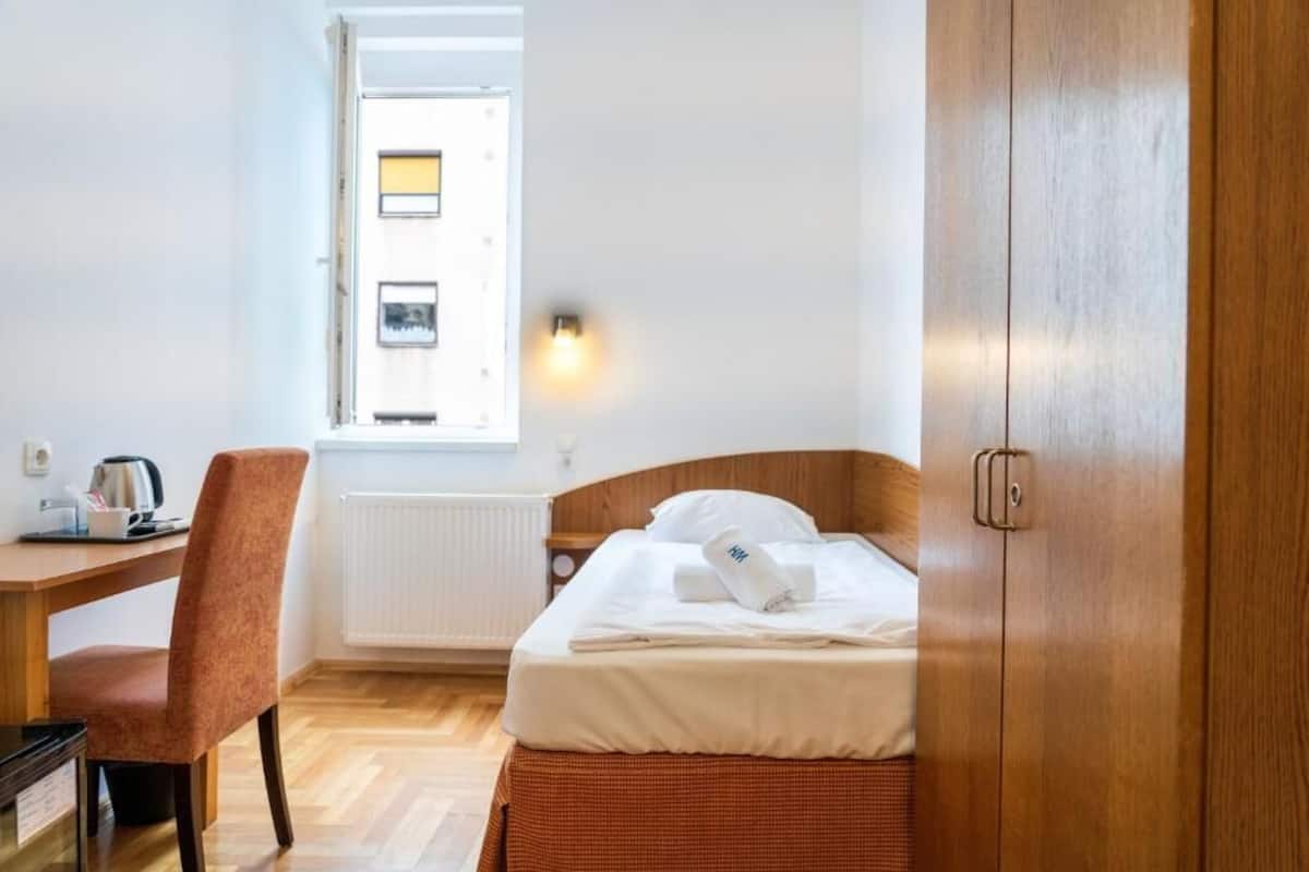 Standaard eenpersoonskamer | 1 slaapkamer, een kluis op de kamer, een bureau