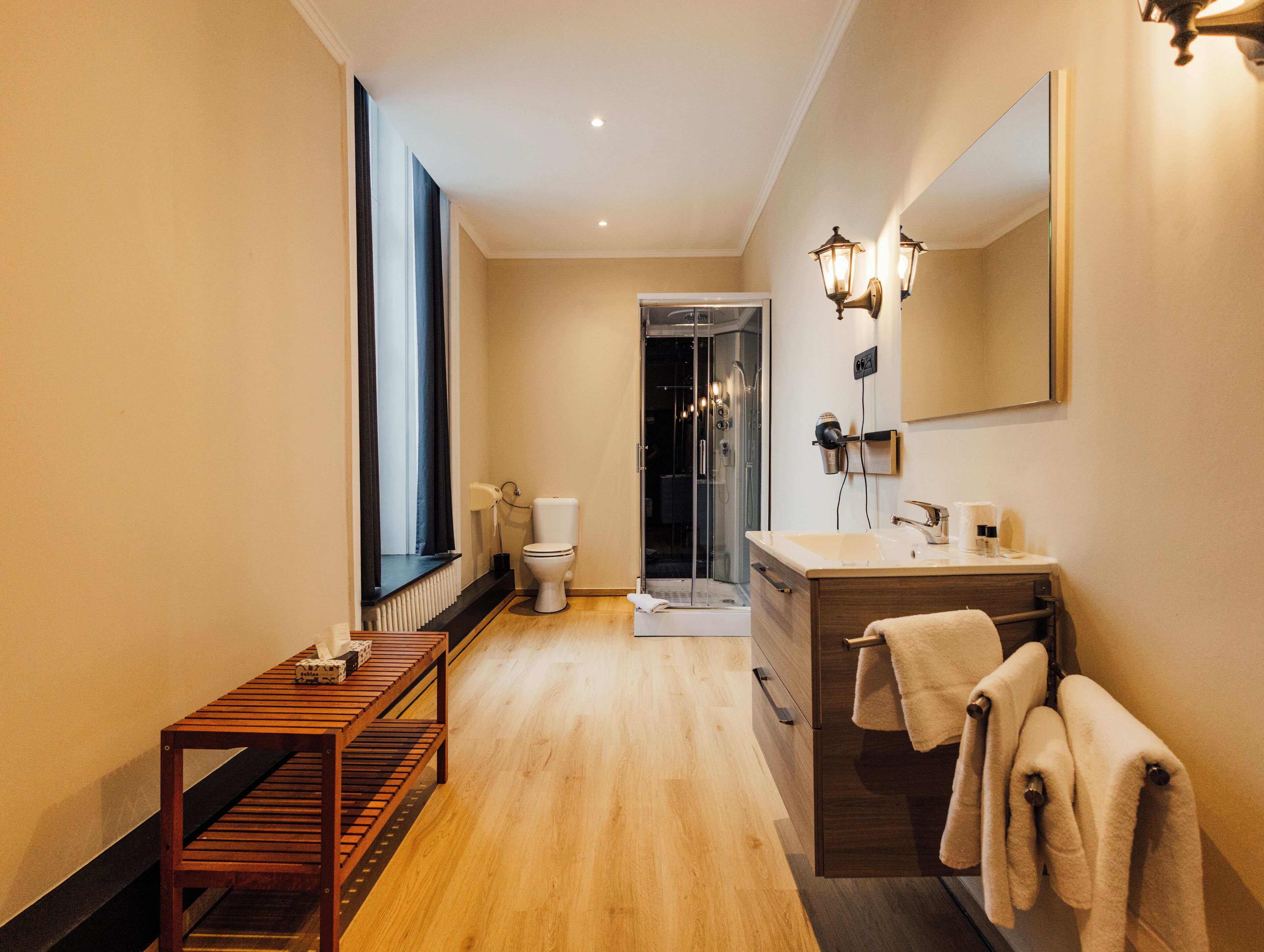 Standaard tweepersoonskamer | Badkamer | Gratis toiletartikelen, een haardroger, handdoeken