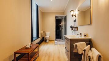 Standaard tweepersoonskamer | Badkamer | Gratis toiletartikelen, een haardroger, handdoeken