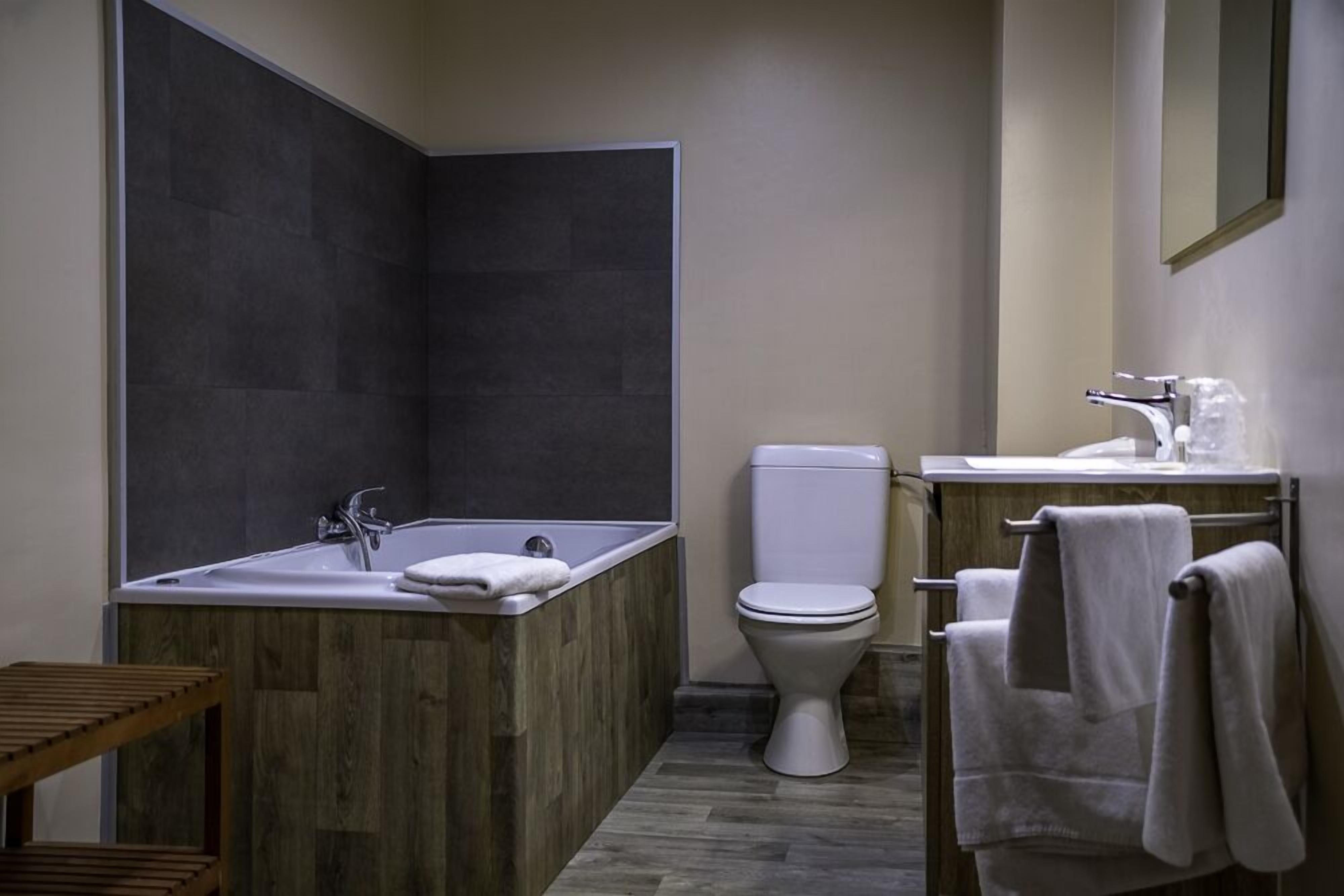 Articles de toilette gratuits, sèche-cheveux, serviettes fournies