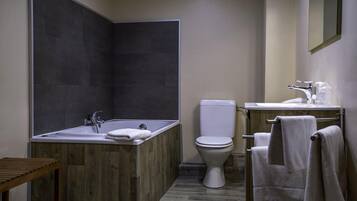 Gratis toiletartikelen, een haardroger, handdoeken