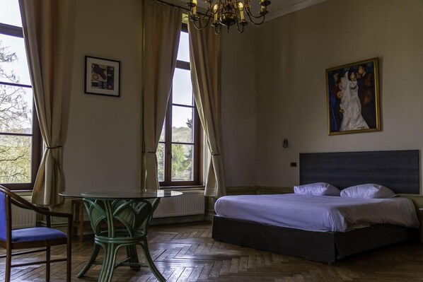 Hypo-allergenic bedding, minibar, individually decorated, free WiFi - Domaine du Château de la Neuville (Huy)