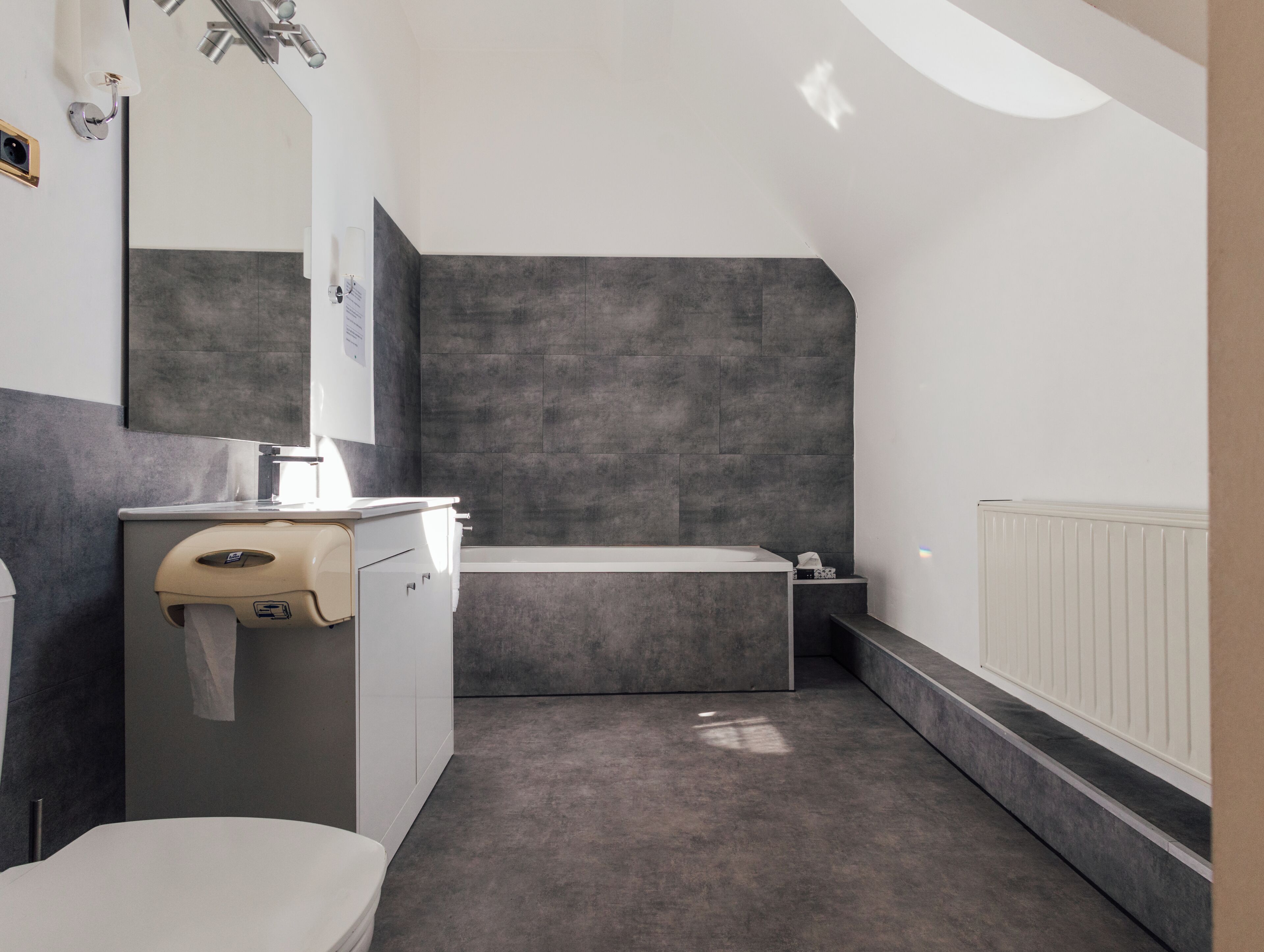 Economy tweepersoonskamer | Badkamer | Gratis toiletartikelen, een haardroger, handdoeken