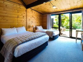 Tabla de planchar con plancha, wifi gratis y ropa de cama 