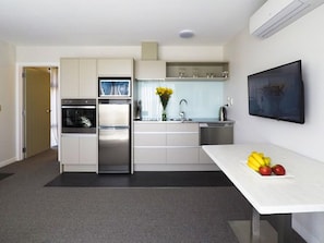 Apartamento Premium, 1 habitación | Cocina privada | Microondas, cafetera o tetera y tostadora
