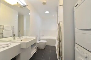 Apartamento premium, 1 quarto | Banheiro | Chuveiro, secador de cabelo, toalhas de banho 
