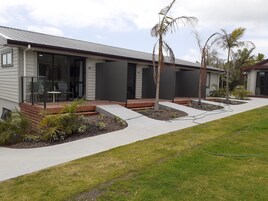 Tabla de planchar con plancha, wifi gratis y ropa de cama 