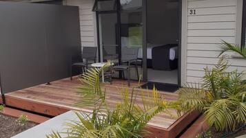 Queen Room with Garden View | Terrace/patio