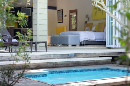 Boutique Yellowwood Sleeps 2 | Terrace/patio. Bushwillow Collection