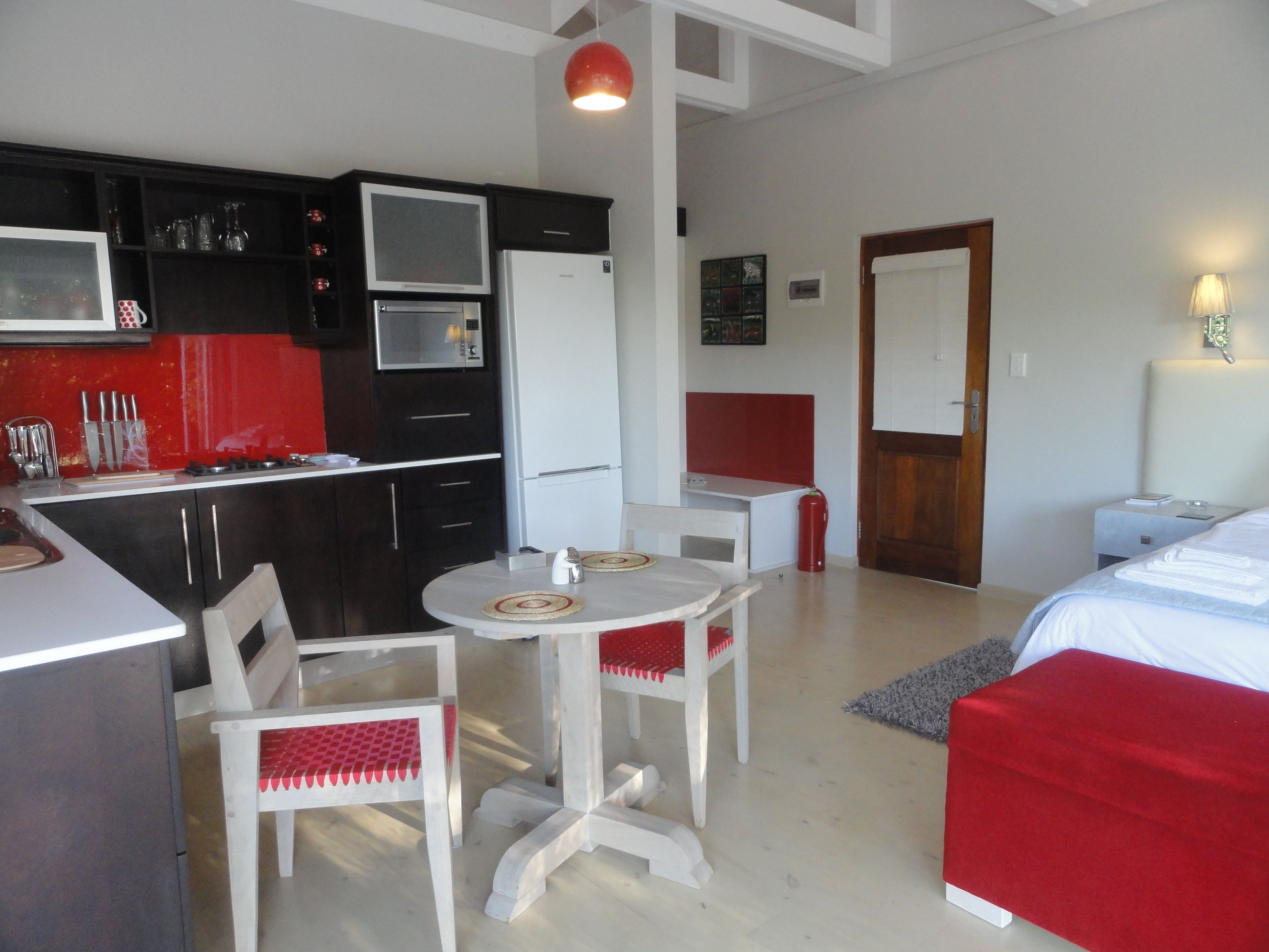 Boutique Red Ivory Sleeps 2 | Makan di kamar