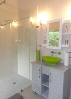 Boutique Green Monkey Orange Sleeps 4  | Badrum | Lyxtoalettartiklar, hårtork och handdukar