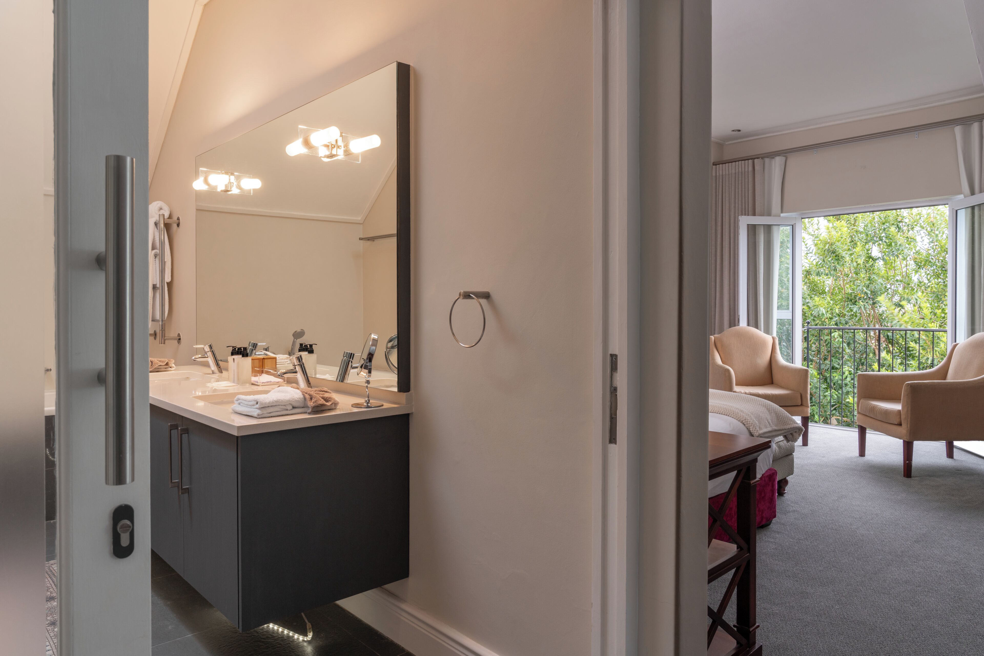 Copper Trumpet | Bathroom | Separate tub and shower, free toiletries, hair dryer, towels