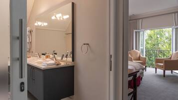 Copper Trumpet | Bathroom | Separate tub and shower, free toiletries, hair dryer, towels