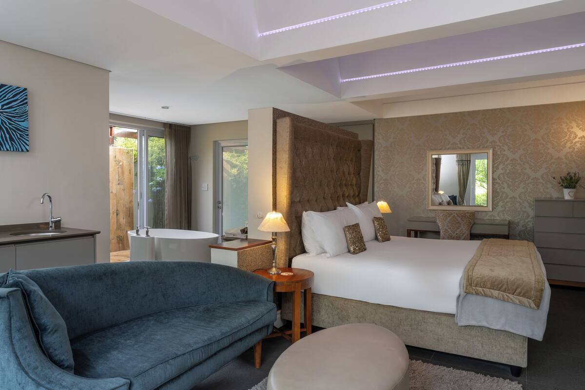 Regal Pool Side | ตู้นิรภัยในห้องพัก, โต๊ะทำงาน, Wi-Fi ฟรี, ผ้าปูที่นอน