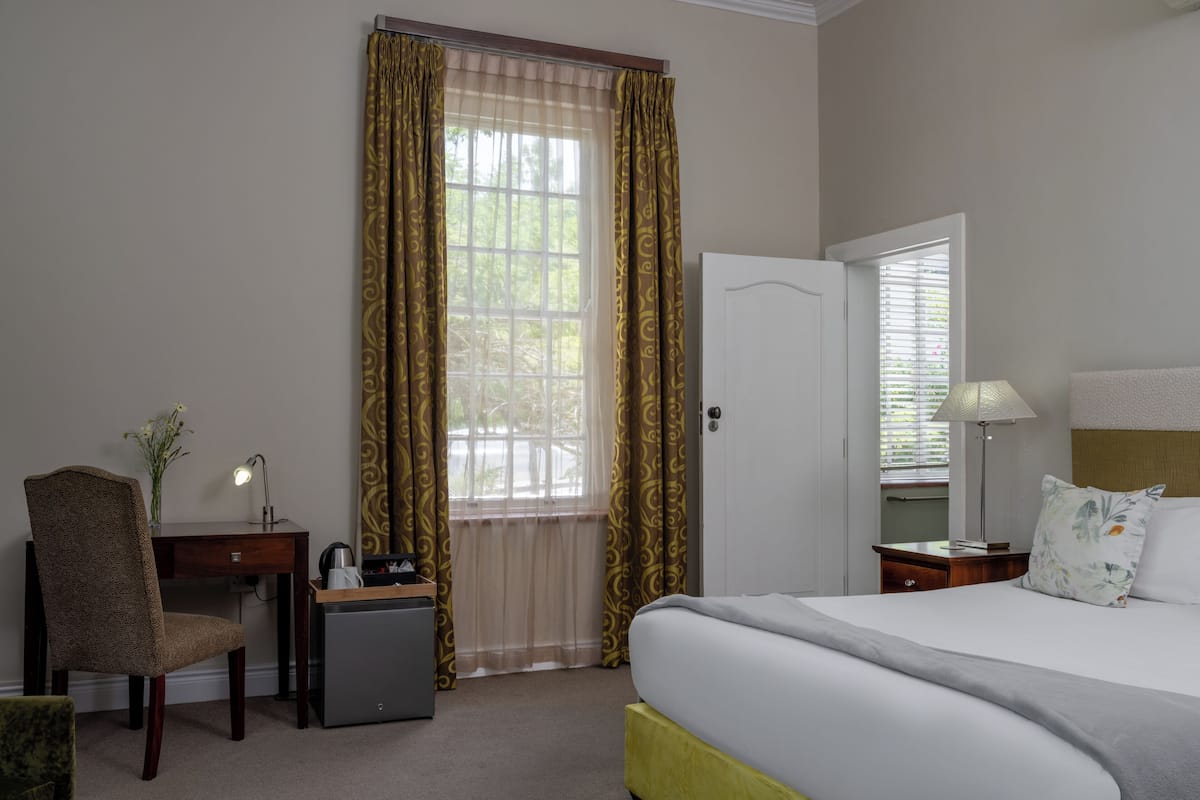 Golden Oyester | In-room safe, desk, soundproofing, WiFi (free)