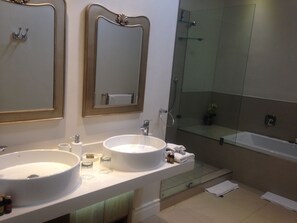 Purpureum | Bathroom | Separate tub and shower, free toiletries, hair dryer, bathrobes