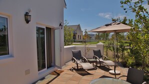 Regal Pool Side | Terraza o patio