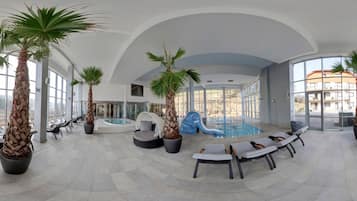 Inomhuspool med öppettider 08.00 till 22.00, och solstolar