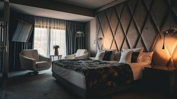 Apartment Platinum with Jacuzzi, 4* part | In-room safe, desk, blackout drapes, iron/ironing board