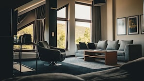 Habitación familiar (Lux, 4* part) | Caja de seguridad en la habitación, escritorio y cortinas blackout