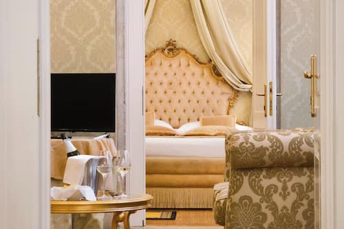 Master Suite | Living area | 30-inch flat-screen TV with satellite channels, TV
