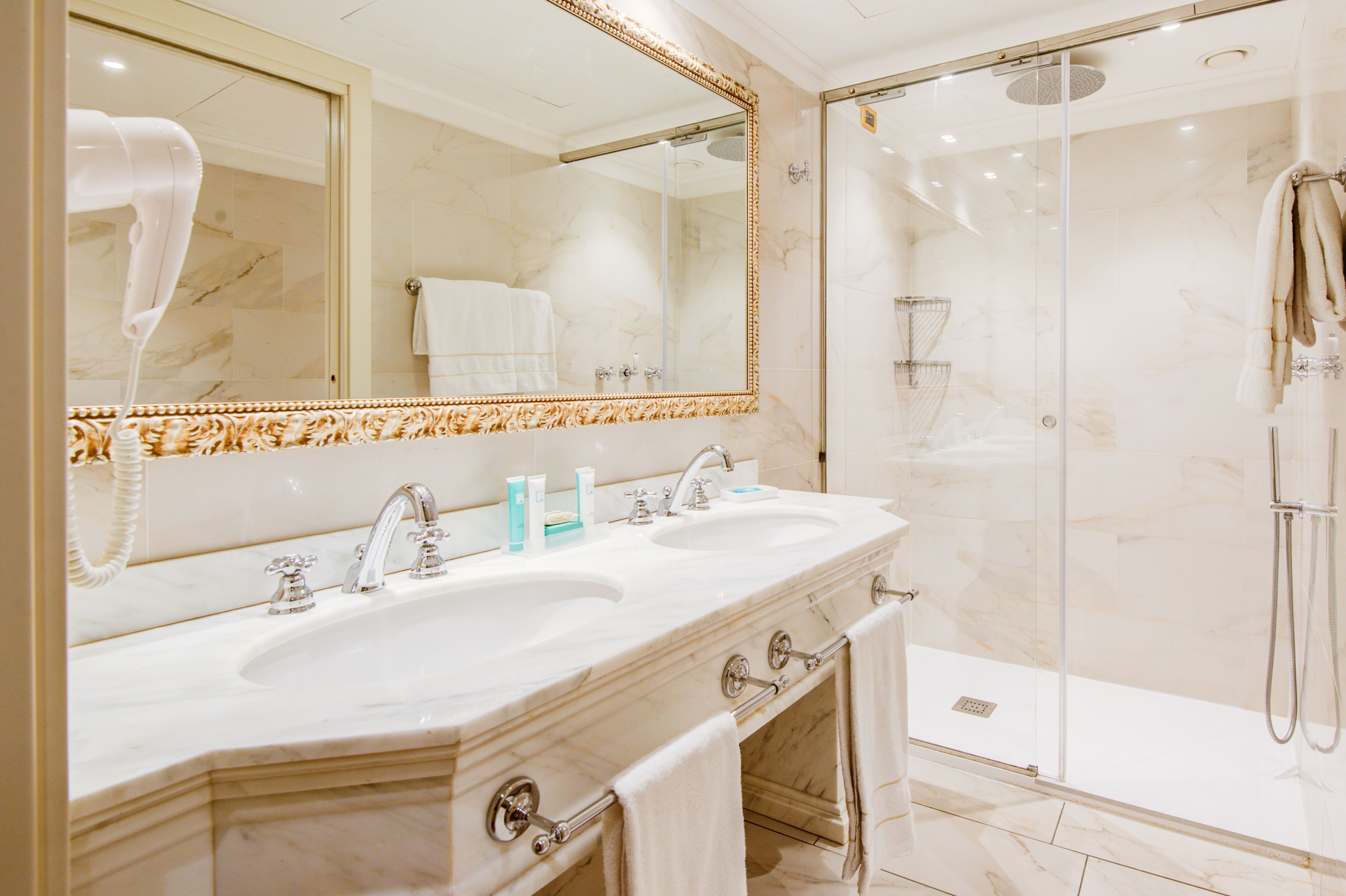 classic apartment, annex building (casanova) | bathroom | hair dryer, bidet, towels