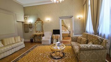 Master Suite | Wohnbereich | 30-Zoll-Flachbildfernseher mit Satellitenempfang, Fernseher