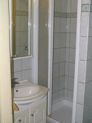 Apartment for 1 person | Baño | Regadera, amenidades de baño gratuitas, secadora de cabello, toallas 