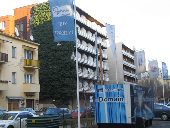 Vista frontal de la propiedad