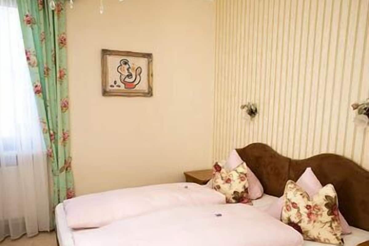 Comfort Double Room | Desk, iron/ironing board, free WiFi