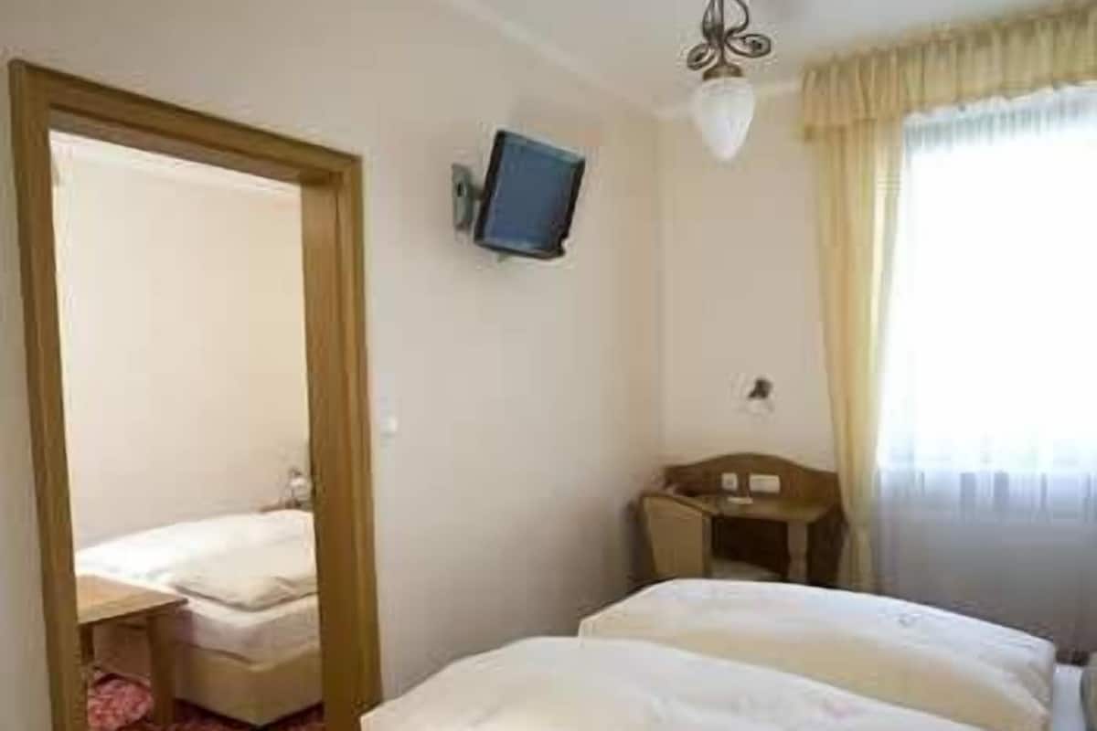Family Room | Desk, iron/ironing board, free WiFi