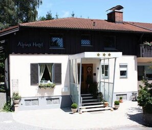 Property entrance - Alpina Hotel (Rosenheim)